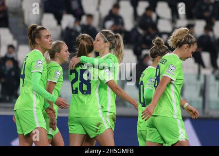 Torino, Italia. 09th Nov, 2021. wolfsburg festeggia durante la Juventus FC vs VLF Wolfsburg, UEFA Champions League Women Football match a Torino, Italy, November 09 2021 Credit: Independent Photo Agency/Alamy Live News Foto Stock