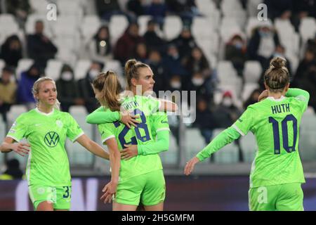 Torino, Italia. 9 novembre 2021. Wolfsburg festeggia durante la Juventus FC vs VLF Wolfsburg, UEFA Champions League Women football match a Torino, Italia, Novembre 09 2021 credito: Agenzia fotografica indipendente/Alamy Live News Foto Stock