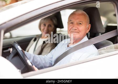 Coppia senior seduti in auto Foto Stock