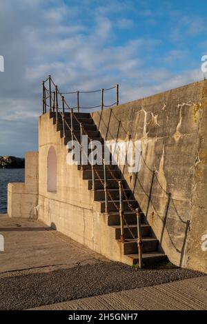 FINDOCHTY, MORAY, SCOZIA - 9 NOVEMBRE 2021: Questo è il sole che splende sui gradini del Porto di Moray, Scozia, il 9 novembre 2021. Foto Stock