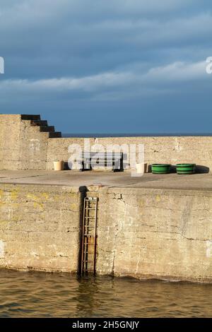 FINDOCHTY, MORAY, SCOZIA - 9 NOVEMBRE 2021: Questo è il sole che splende sui gradini del Porto di Moray, Scozia, il 9 novembre 2021. Foto Stock