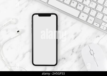 vista dall'alto dell'area di lavoro del modello di smartphone. Risoluzione e foto di alta qualità Foto Stock