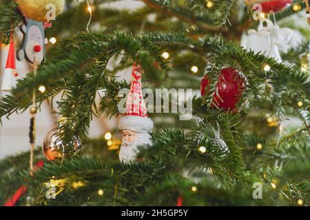 Giocattolo di Natale in ceramica Babbo Natale sull'albero di Natale Foto Stock