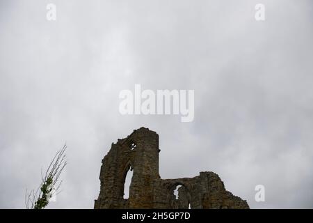 Rovine della cattedrale nella Robin Hood's Bay Foto Stock