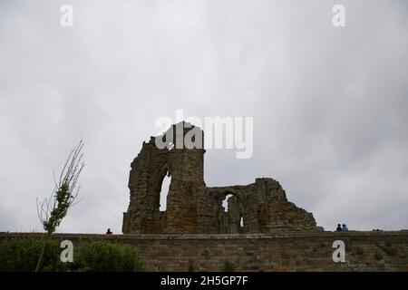 Rovine della cattedrale nella Robin Hood's Bay Foto Stock