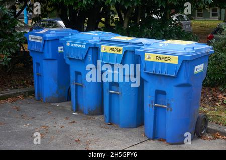 Una fila di bidoni di plastica blu per il riciclaggio a Vancouver, British Columbia, Canada Foto Stock