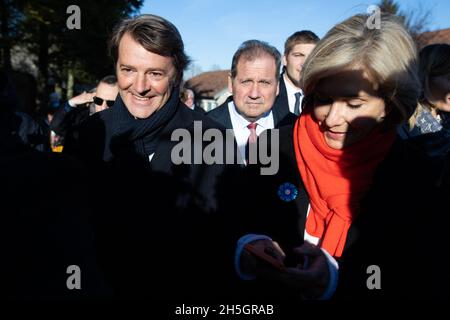 Colombey-les-Deux-Eglises, Francia, 09/11/2021, LR sindaco di Troyes Francois Baroin, LR candidato alle elezioni presidenziali del 2022 Valerie Pecresse arriva a rendere omaggio durante una cerimonia davanti alla tomba del defunto presidente francese Charles de Gaulle nel villaggio francese nord-orientale di Colombey-les-Deux-Eglises, Dove morì e fu sepolto 51 anni fa il 9 novembre 2021. Foto di Raffaello Lafargue/ABACAPRESS.COM Foto Stock