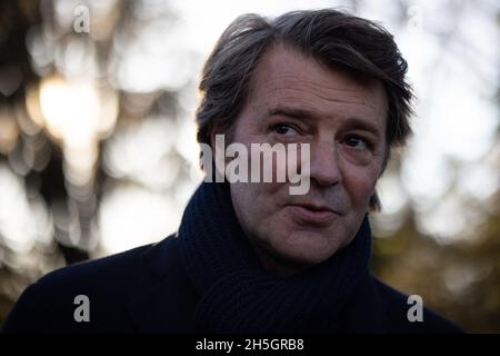 Colombey-les-Deux-Eglises, Francia, 09/11/2021, LR sindaco di Troyes Francois Baroin parla alla stampa dopo una cerimonia per il defunto presidente francese Charles de Gaulle nel villaggio francese nord-orientale di Colombey-les-Deux-Eglises, dove morì e fu sepolto 51 anni fa il 9 novembre 2021. Foto di Raffaello Lafargue/ABACAPRESS.COM Foto Stock