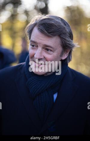 Colombey-les-Deux-Eglises, Francia, 09/11/2021, LR sindaco di Troyes Francois Baroin parla alla stampa dopo una cerimonia per il defunto presidente francese Charles de Gaulle nel villaggio francese nord-orientale di Colombey-les-Deux-Eglises, dove morì e fu sepolto 51 anni fa il 9 novembre 2021. Foto di Raffaello Lafargue/ABACAPRESS.COM Foto Stock