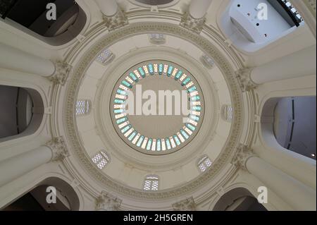 Vista della rotonda principale, il Museo Nazionale di Singapore, il museo più antico del paese, risalente al 1849 Foto Stock