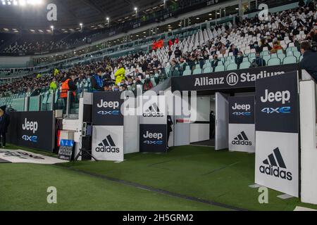 Torino, Italia. 9 novembre 2021. Stadio Allianz, 09.11.21 l'ingresso dei giocatori allo Stadio Allianz di Torino Cristiano Mazzi/SPP Credit: SPP Sport Press Photo. /Alamy Live News Foto Stock