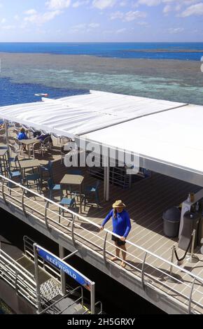 Pontile del Reef World all'Hardy Reef, vicino a Whitsundays, Grande barriera Corallina, Queensland, Australia. No PR o MR Foto Stock