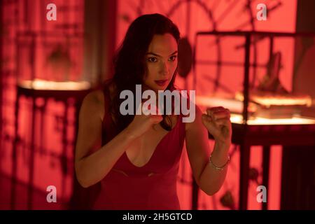 DATA DI RILASCIO: 21 novembre 2021 TITOLO: Red Notice CASA DI PRODUZIONE: Legendary Entertainment DIRECTOR: Rawson Marshall Thurber TRAMA: Un agente Interpol traccia il ladro d'arte più ricercato del mondo. STARRING: GAL GADOT come il Vescovo. (Credit Image: © Legendary Entertainment/Entertainment Pictures) Foto Stock