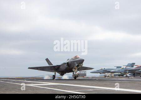 OCEANO PACIFICO (Nov. 7, 2021) un F-35C Lightning II, assegnato a Marine Wing Fighter Attack Squadron (VMFA) 314, atterra sul ponte di volo del vettore aereo USS Abraham Lincoln (CVN 72). Abraham Lincoln sta conducendo le operazioni di routine nella terza flotta degli Stati Uniti. (STATI UNITI Foto del corpo marino di 1° Ora. Charles Allen/rilasciato) Foto Stock