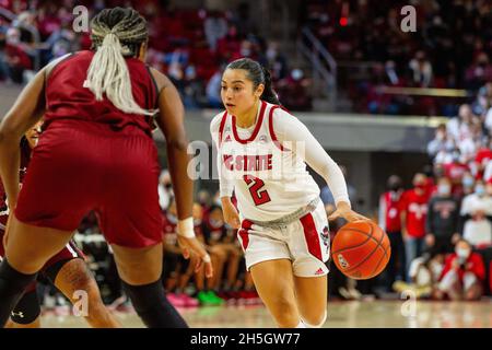 Raleigh, North Carolina, Stati Uniti. 9 Nov 2021. NC state Wolfpack Guard Raina Perez (2) guida la corsia nella seconda metà della NCAA Womens Basketball Matchup al Reynolds Coliseum di Raleigh, NC. (Scott Kinser/Cal Sport Media). Credit: csm/Alamy Live News Foto Stock