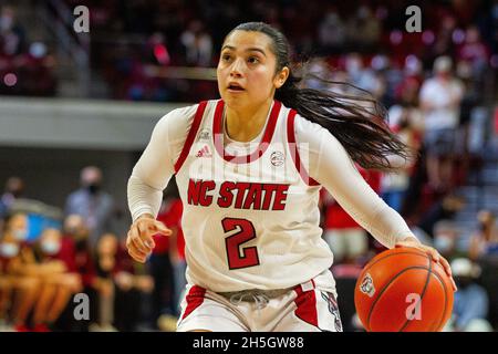 Raleigh, North Carolina, Stati Uniti. 9 Nov 2021. NC state Wolfpack Guard Raina Perez (2) guida la corsia nella seconda metà della NCAA Womens Basketball Matchup al Reynolds Coliseum di Raleigh, NC. (Scott Kinser/Cal Sport Media). Credit: csm/Alamy Live News Foto Stock