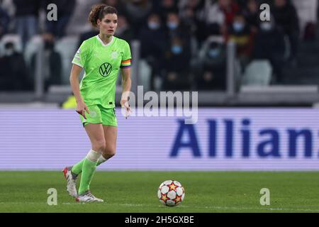 Torino, 9 novembre 2021. Dominique Janssen di VfL Wolfsburg durante la partita della UEFA Womens Champions League allo Juventus Stadium di Torino. Il credito d'immagine dovrebbe essere: Jonathan Moscrop / Sportimage Credit: Sportimage/Alamy Live News Foto Stock