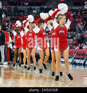 Columbus, Ohio, Stati Uniti. 9 Nov 2021. I cheerleaders dell'Ohio state suonano come l'Ohio state gioca Akron nel loro gioco a Columbus, Ohio. Credit: csm/Alamy Live News Foto Stock