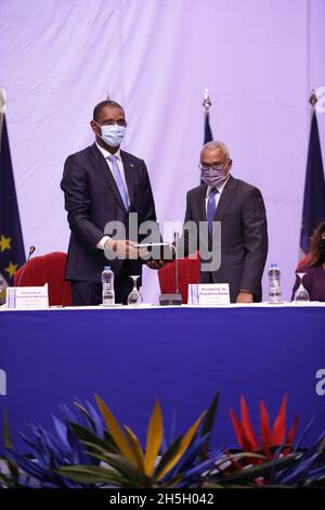 PRAIA, 10 novembre 2021 (Xinhua) -- il nuovo presidente di Capo Verde, Jose Maria Neves (R), partecipa alla cerimonia di inaugurazione a Praia, Capo Verde, il 9 novembre 2021. Jose Maria Neves si è impegnato martedì in un discorso durante la sua cerimonia di inaugurazione per rafforzare i legami speciali e le relazioni bilaterali con gli amici e i partner tradizionali di Capo Verde. (Inforpress/Handout via Xinhua) Foto Stock