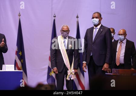 PRAIA, 10 novembre 2021 (Xinhua) -- il nuovo presidente di Capo Verde, Jose Maria Neves, partecipa alla cerimonia di inaugurazione a Praia, Capo Verde, il 9 novembre 2021. Jose Maria Neves si è impegnato martedì in un discorso durante la sua cerimonia di inaugurazione per rafforzare i legami speciali e le relazioni bilaterali con gli amici e i partner tradizionali di Capo Verde. (Inforpress/Handout via Xinhua) Foto Stock