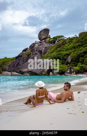 Isole Similan Phuket, spiaggia tropicale bianca con palme e oceano blu in Thailandia Mare delle Andamane Foto Stock
