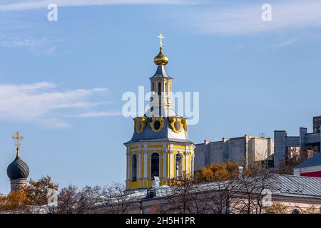 Mosca; Russia - 13 ottobre; 2021: Chiesa ortodossa con tetto d'oro. Foto Stock