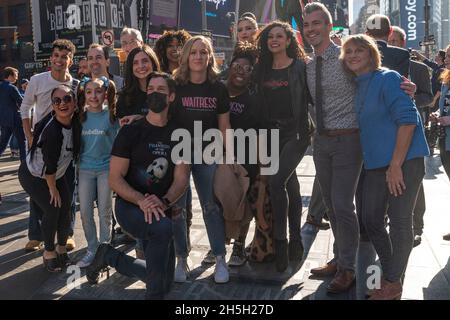 New York, Stati Uniti. 9 novembre 2021. Le star musicali di Broadway posa dopo l'annuncio su Times Square a New York il 9 novembre 2021. La sedia di ruolo di MTA ed il CEO Janno Lieber e le stelle di Broadway fanno un annuncio circa gli sconti per gli spettacoli di Broadway via il Web site di MTA del trasporto pubblico. Hanno fatto un'escursione in città dopo che gli spettacoli erano stati chiusi a causa di una pandemia e hanno invitato i newyorkesi e gli ospiti della città a visitare i teatri e a utilizzare i mezzi pubblici per farlo. (Foto di Lev Radin/Sipa USA) Credit: Sipa USA/Alamy Live News Foto Stock