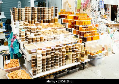 Makhachkala, Russia - Ottobre, 2021: Miele e urbech (burro di noci) sono venduti nel mercato alimentare nella città Makhachkala della Repubblica di Dagestan. Foto Stock