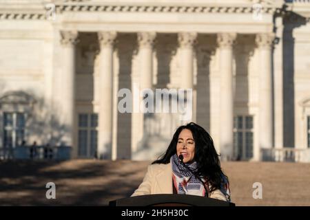 Karen Durham-Aguilera, direttore esecutivo del cimitero nazionale di Arlington parla di fronte alla Grand Staircase durante un evento commemorativo centenario alla Tomba del Milite Ignoto, nel cimitero nazionale di Arlington, martedì 9 novembre 2021, ad Arlington, Virginia. Credit: Alex Brandon/Pool via CNP /MediaPunch Foto Stock