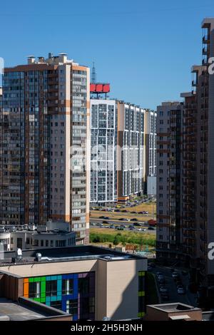 San Pietroburgo, Russia - 12 luglio 2021: Vista dei nuovi edifici a più piani e la costruzione di una scuola nel quartiere Primorsky di San Pietro Foto Stock