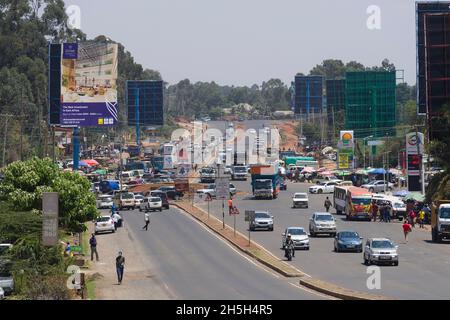 Traffico sulla strada Ngong, Karen, Nairobi, appena ampliata. Il progetto di shilling del Kenya da 2.3 miliardi è stato realizzato dalla ditta cinese, Quinjian Interna Foto Stock