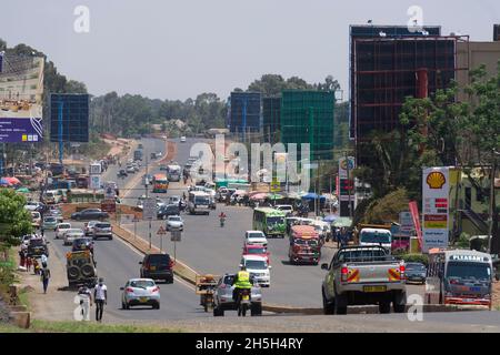 Traffico sulla strada Ngong, Karen, Nairobi, appena ampliata. Il progetto di shilling del Kenya da 2.3 miliardi è stato realizzato dalla ditta cinese, Quinjian Interna Foto Stock