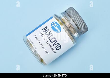 Tashkent, Uzbekistan - 9 novembre 2021: PF-07321332 o Paxlovid - nuovo farmaco antivirale sviluppato da Pfizer. Contenitore di Pfizer Novel COVID-19 orale Foto Stock