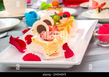 Deliziosa torta sulla piastra su tavola Foto Stock