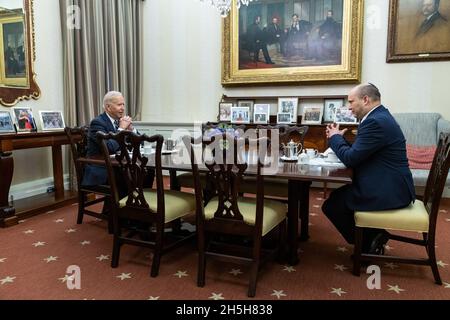Washington, Distretto di Columbia, USA. 27 ago 2021. Il Presidente Joe Biden ha un caffè con il primo Ministro israeliano Naftali Bennett, venerdì 27 agosto 2021, nella Sala da pranzo Oval Office della Casa Bianca. (Foto di Adam Schultz) Credit: White House/ZUMA Press Wire Service/ZUMAPRESS.com/Alamy Live News Foto Stock
