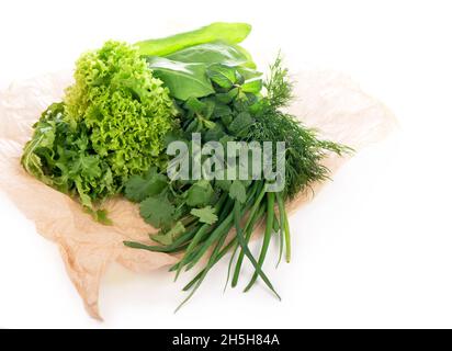 Set di erbe di spezie isolate su fondo bianco, sono appesi e si asciugano grappoli di timo, basilico, origano, prezzemolo, salvia e rosmarino Foto Stock