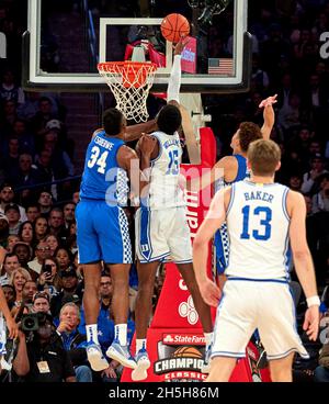 New York, New York, Stati Uniti. 9 Nov 2021. Duke Blue Devils Center Mark Williams (15) si capovolge in una palla nel primo tempo come Kentucky Wildcats Forward Oscar Tshiebwe (34) cercare di difendere durante lo state Farm Champions Classic al Madison Square Garden a New York City. Duke sconfisse il Kentucky 79-71. Duncan Williams/CSM/Alamy Live News Foto Stock