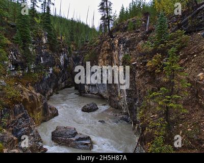 Splendida vista della gola di Marble Canyon nelle Montagne Rocciose canadesi nel Parco Nazionale di Kootenay, British Columbia, Canada in una giornata nuvolosa in autunno. Foto Stock