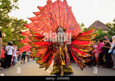 una donna che indossa un costume in un solista di carnevale batik, surakarta, giava centrale, indonesia. Foto Stock