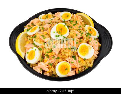 Pasto di kedgeree di salmone con salmone fiammato e riso piccante al curry e uova bollite tradizionalmente consumate per colazione nel Regno Unito Foto Stock