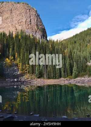 Bella vista del Lago Mirror al mattino con maestosa roccia Big Beehive sullo sfondo vicino al Lago Louise, Banff National Park, Canada nelle Montagne Rocciose. Foto Stock