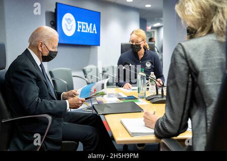 Il Presidente Joe Biden, a cui hanno aderito l'amministratore della Federal Emergency Management Agency (FEMA), Deanne Criswell, Center, e il vice consigliere per la sicurezza nazionale Liz Sherwood-Randall, riceve un briefing aggiornato sull'uragano Ida, domenica 29 agosto 2021, presso la sede centrale della FEMA a Washington, D.C. (Official White House Photo by Adam Schultz) Foto Stock