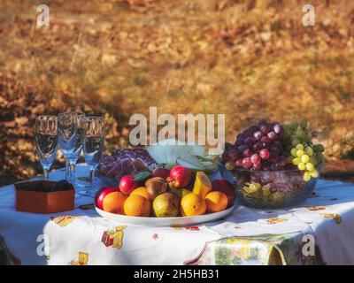 Tavolo sul prato autunnale Foto Stock