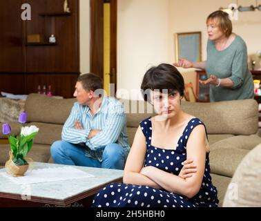 Donna seduta durante il conflitto familiare, uomo e donna litigando Foto Stock