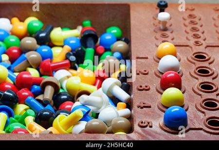 Umea, Norrland Svezia - 10 febbraio 2020: Prima mossa nel gioco Mastermind Foto Stock