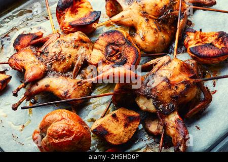 Delizioso partridge o quaglia alla griglia su spiedini. Carne barbecue Foto Stock