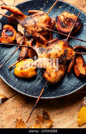 Sgranate il kebab di quaglia e la cotogna autunnale su spiedini di legno Foto Stock