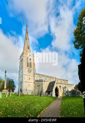 Saxon nacque (VIII secolo) e norman espanse la chiesa cristiana di Santa Maria Maddalena nel villaggio di Geddington, Inghilterra. Foto Stock