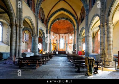 All'interno della Chiesa di San Michele di Torino (Sacra di San Michele), Sant'Ambrogio di Torino, Piemonte, Italia. Le tre corsie all'interno della C. Foto Stock