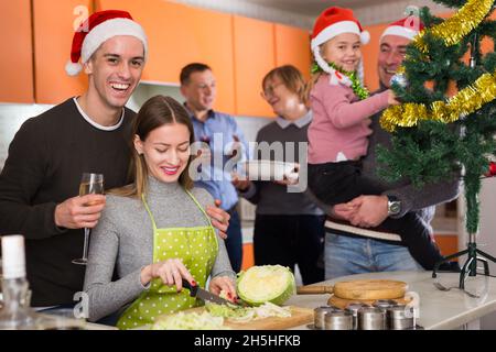 La famiglia si prepara per la cena di Natale Foto Stock